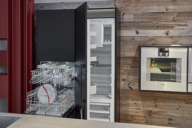 Kücheninsel in Aluminium mit Edelstahl Arbeitsplatte &amp; wandhängenden Miele Geräten