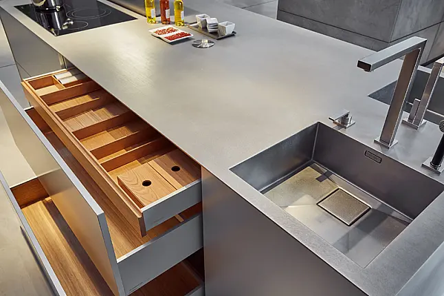 Kücheninsel in Aluminium mit Edelstahl Arbeitsplatte &amp; wandhängenden Miele Geräten