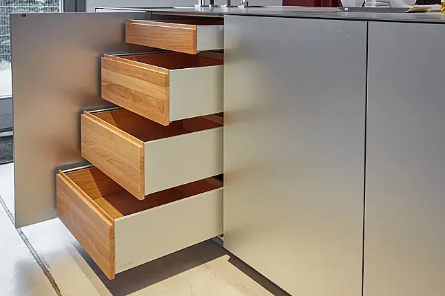 Kücheninsel in Aluminium mit Edelstahl Arbeitsplatte &amp; wandhängenden Miele Geräten