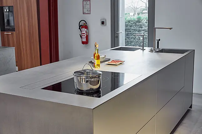 Kücheninsel in Aluminium mit Edelstahl Arbeitsplatte &amp; wandhängenden Miele Geräten