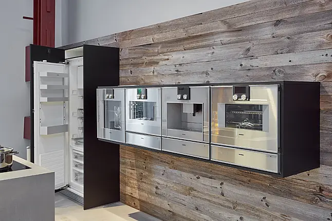 Kücheninsel in Aluminium mit Edelstahl Arbeitsplatte &amp; wandhängenden Miele Geräten