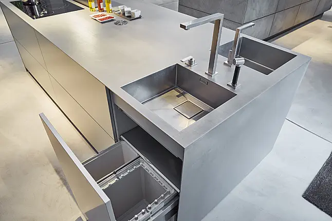 Kücheninsel in Aluminium mit Edelstahl Arbeitsplatte &amp; wandhängenden Miele Geräten