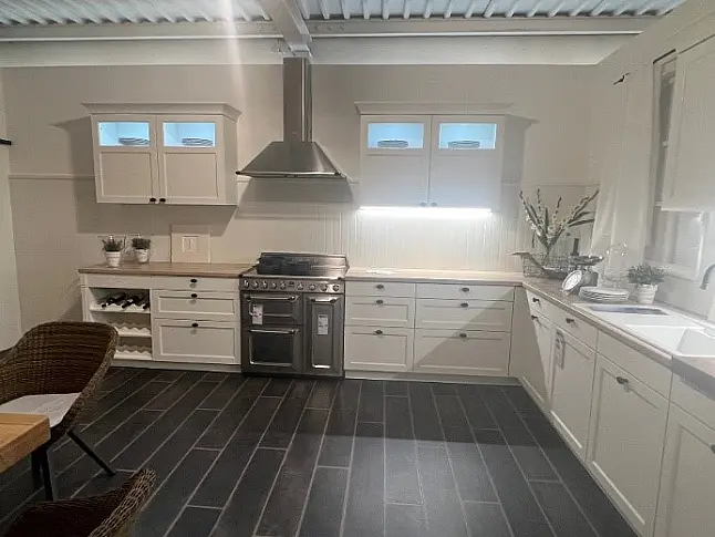 Moderne Landhausküche mit separatem Buffet