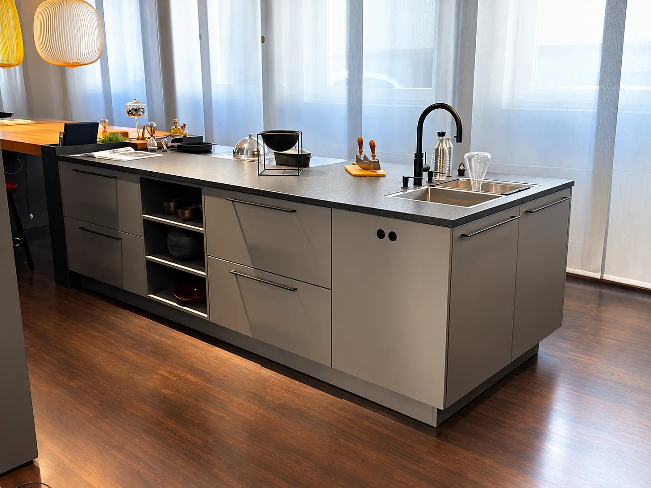 SieMatic URBAN Kochinsel mit offenen Regalfächern in Mainz