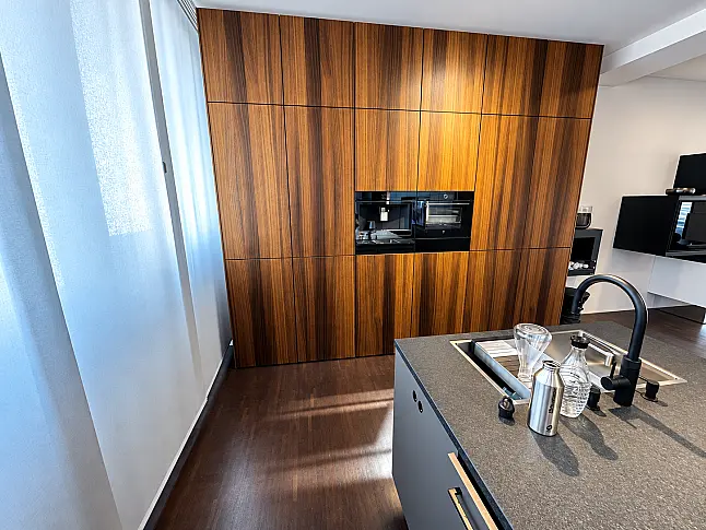 SieMatic Urban Kochinsel und Holz Hochschrankwand inkl. VZug Geräte