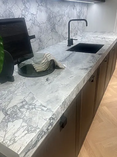 SieMatic Mondial SE 77SHF/88LS eiche hazel brown/lotusweiss matt