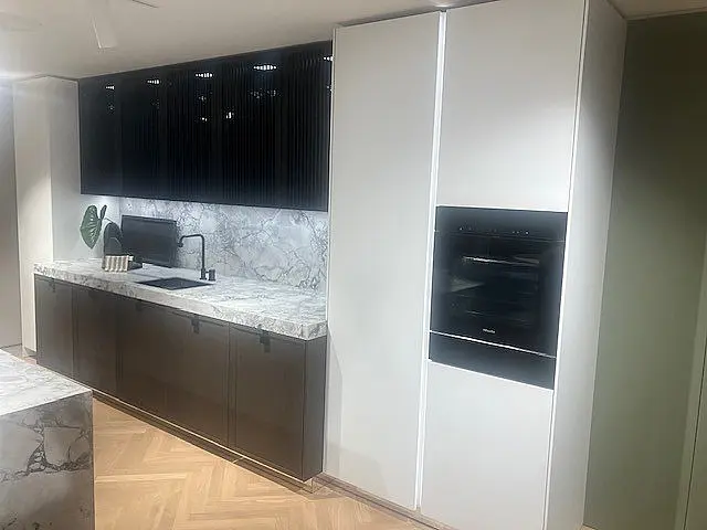 SieMatic Mondial SE 77SHF/88LS eiche hazel brown/lotusweiss matt