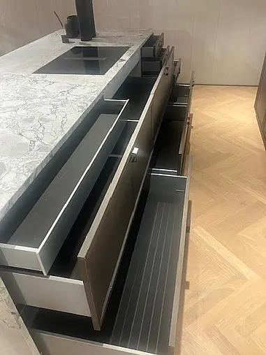 SieMatic Mondial SE 77SHF/88LS eiche hazel brown/lotusweiss matt
