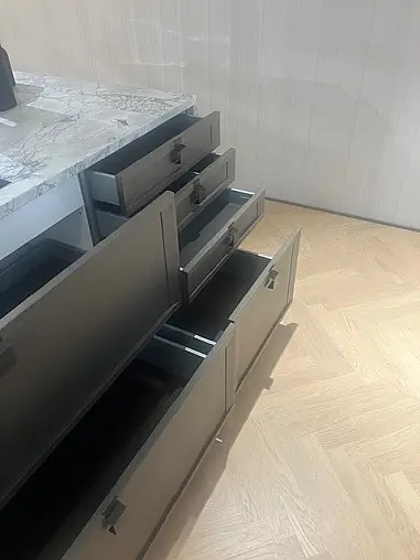 SieMatic Mondial SE 77SHF/88LS eiche hazel brown/lotusweiss matt