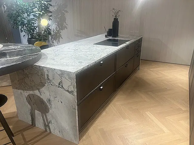 SieMatic Mondial SE 77SHF/88LS eiche hazel brown/lotusweiss matt