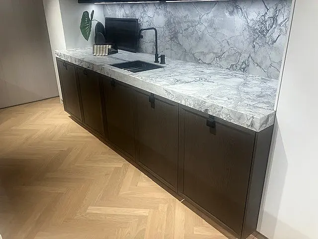 SieMatic Mondial SE 77SHF/88LS eiche hazel brown/lotusweiss matt