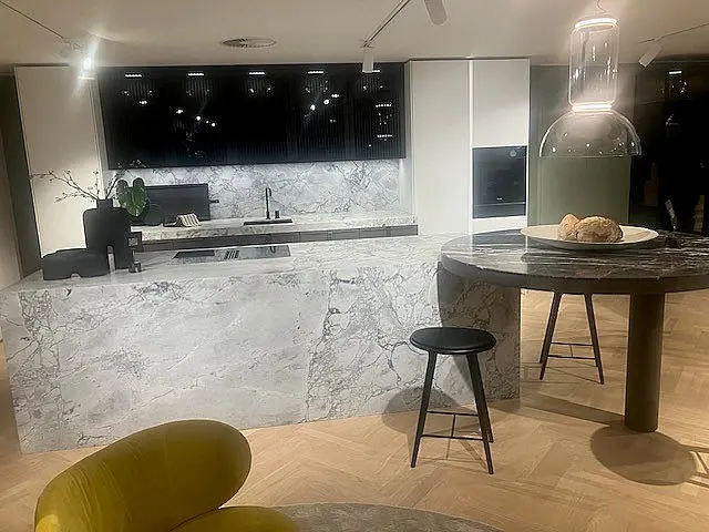 SieMatic Mondial SE 77SHF/88LS eiche hazel brown/lotusweiss matt