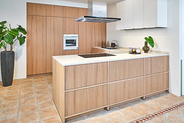Koje 127 KL: Handgemaakte keuken met schiereiland en keramiek keukenblad.