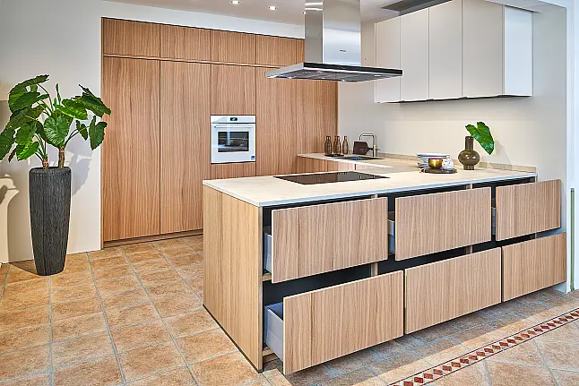 Koje 127 KL: Handgemaakte keuken met schiereiland en keramiek keukenblad.