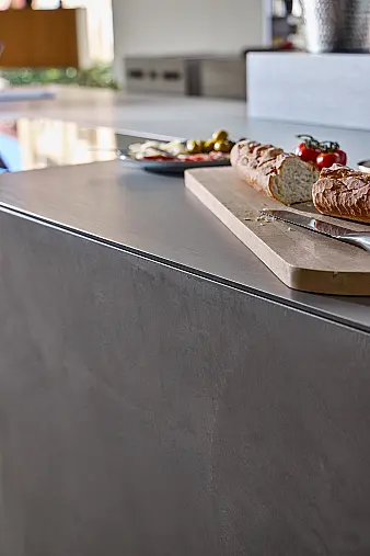 Designküche mit einzigartiger schwebenden Insel incl. massiver Edelstahl-Arbeitsplatte