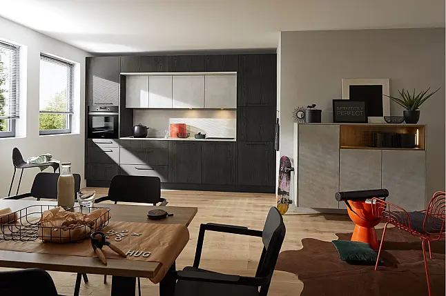 Gemütliche Küche in Eiche Nero und Beton weiß Farbkombination