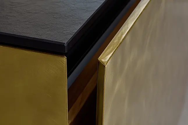 Desigernerküche mit schwebener Insel aus einigartigen Materialien