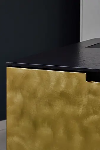 Desigernerküche mit schwebener Insel aus einigartigen Materialien