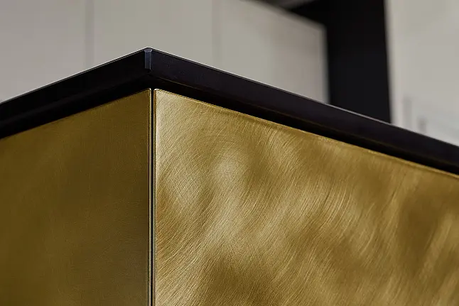 Desigernerküche mit schwebener Insel aus einigartigen Materialien