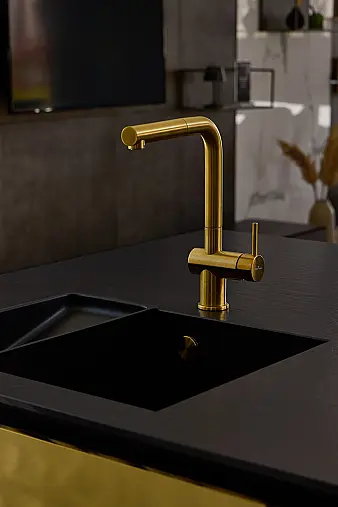 Desigernerküche mit schwebener Insel aus einigartigen Materialien