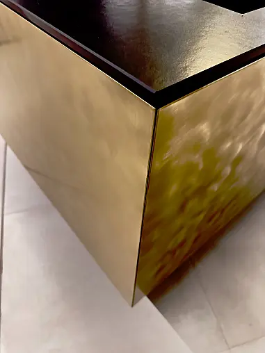 Desigernerküche mit schwebener Insel aus einigartigen Materialien