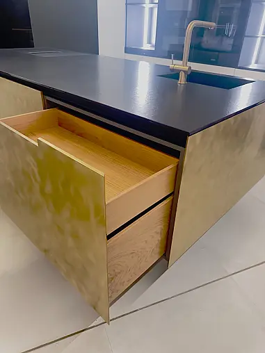 Desigernerküche mit schwebener Insel aus einigartigen Materialien