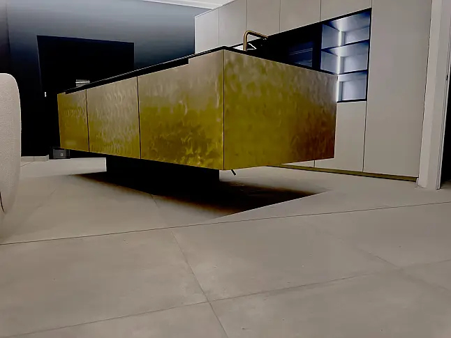 Desigernerküche mit schwebener Insel aus einigartigen Materialien