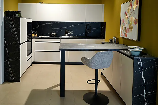 Elegante CONTUR Designküche mit Marmoroptik Vena &amp; Siemens iQ700