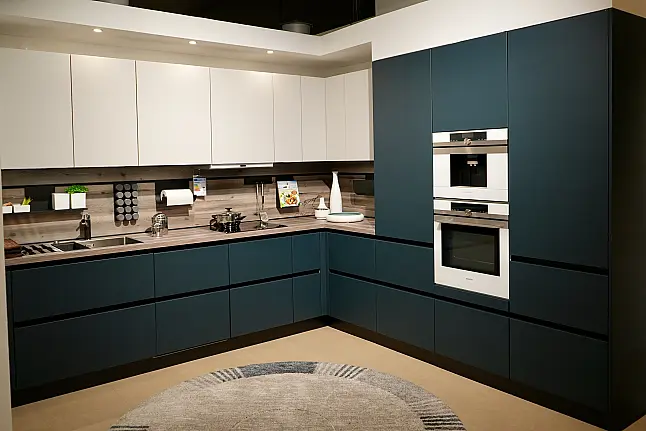 CONTUR Design-Musterküche in Intensivblau &amp; Kristallgrau | Siemens iQ700 Kaffeevollautomat, Franke Box Center &amp; LED-Design