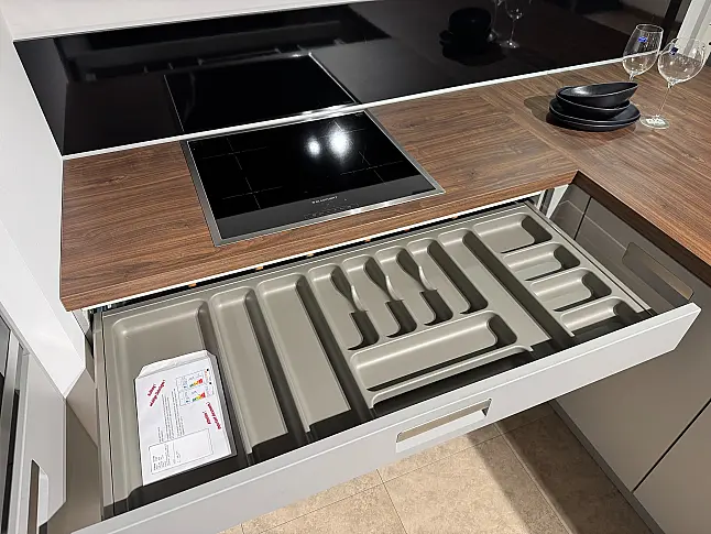 Moderne Küche mit Insel