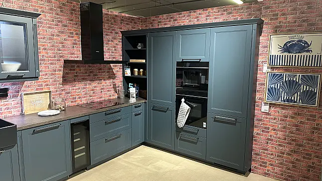 Hochwertige Landhaus-Ausstellungsküche Nobilia Cascada in Fjordblau mit Siemens iQ700, Villeroy &amp; Boch &amp; Weinklimaschrank