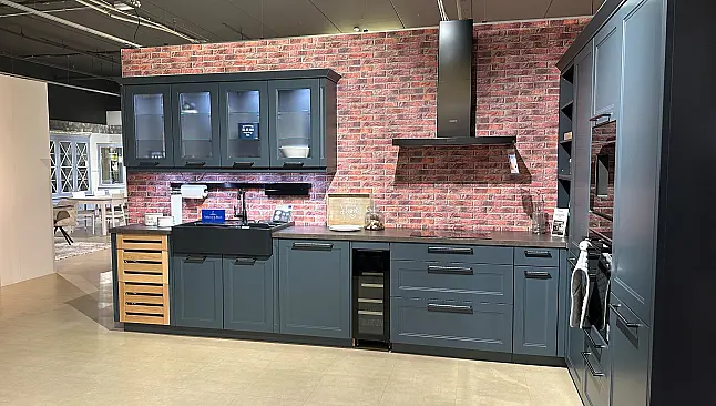 Hochwertige Landhaus-Ausstellungsküche Nobilia Cascada in Fjordblau mit Siemens iQ700, Villeroy &amp; Boch &amp; Weinklimaschrank