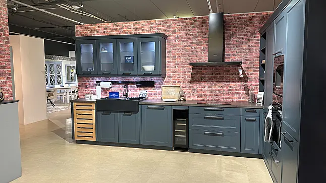 Hochwertige Landhaus-Ausstellungsküche Nobilia Cascada in Fjordblau mit Siemens iQ700, Villeroy &amp; Boch &amp; Weinklimaschrank