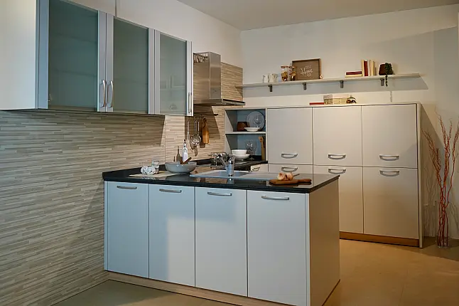 Schüller Monza Designküche mit Granit Padang Pepperino &amp; Siemens Geräten – stark reduziert