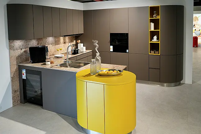 CONTUR Luxus-Musterküche mit Granit Kashmir Gold | Miele Weinklimaschrank, Siemens iQ700