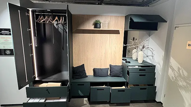 Garderobe mit beleuchteten Kleiderschrank, Kleiderlift, Spiegel und Sitzbank