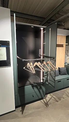 Garderobe mit beleuchteten Kleiderschrank, Kleiderlift, Spiegel und Sitzbank