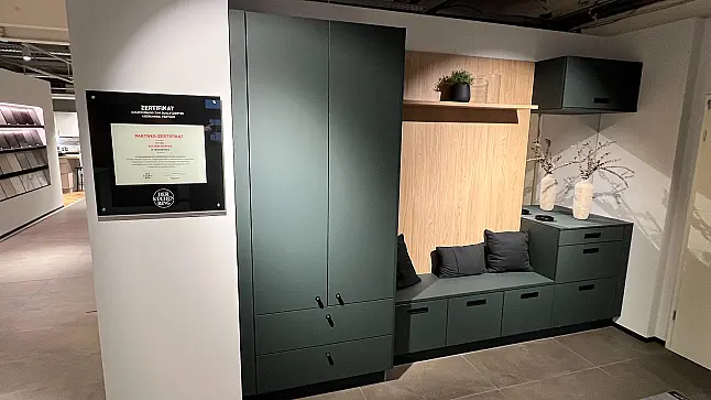 Garderobe mit beleuchteten Kleiderschrank, Kleiderlift, Spiegel und Sitzbank