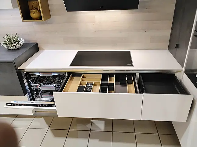 , grifflose Design-Küche, L-Form, weiß glänzend, Spülenbereich mit extra hoher Arbeitshöhe, einmaliger ! SPARPREIS !