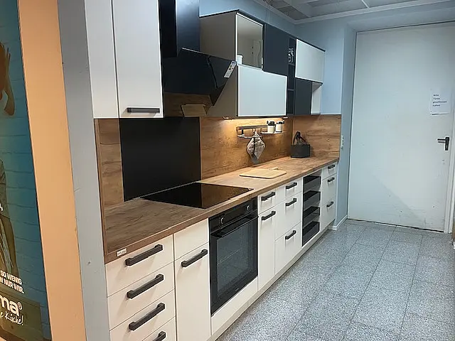 Moderne Einbau-Küche, zwei-farbig mit Holz abgesetzt. / Gesamthöhe 1997 mm