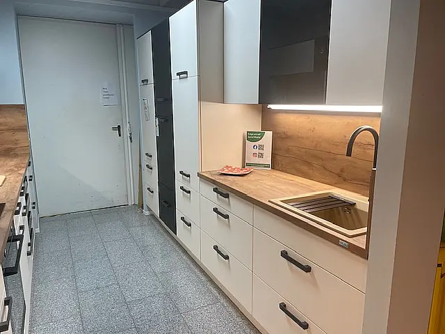 Moderne Einbau-Küche, zwei-farbig mit Holz abgesetzt. / Gesamthöhe 1997 mm