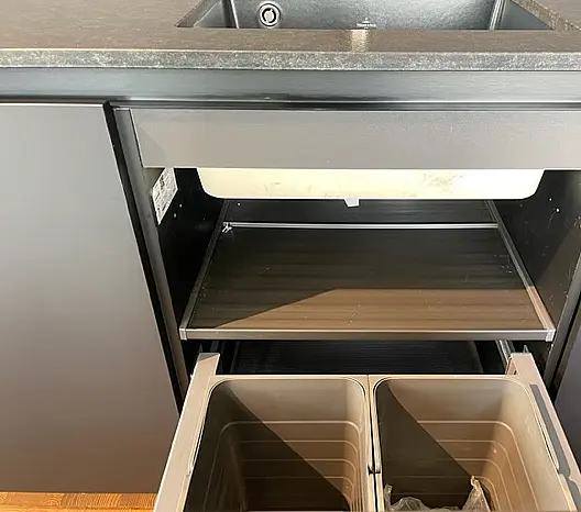 Moderne Küche mit matter Echtlack Rahmenfront und furnierter Eichenfront in Carbon MK09