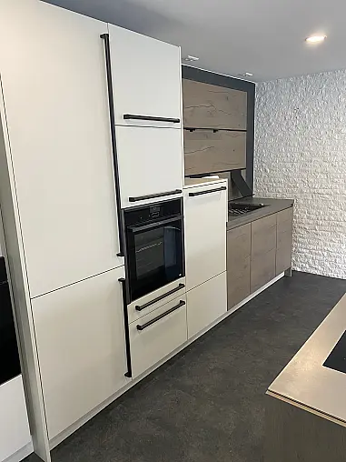 Moderne Küche mit Kochinsel