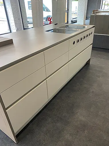 Moderne Küche mit Kochinsel
