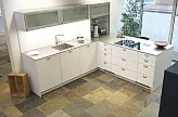 Moderne Küche L-Küche in polarweiß mit Rahmen, Edelstahl Arbeitsplatte