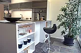 Moderne Küche L-Küche in polarweiß mit Rahmen, Edelstahl Arbeitsplatte