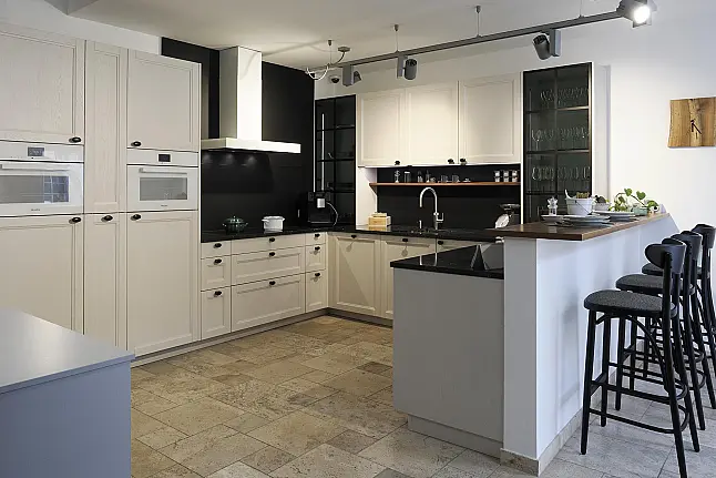 Landhaus-Küche Echtholz mit Granit-APL