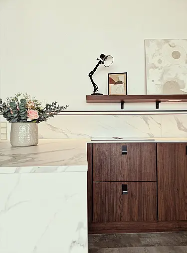 Weiß mit eleganter Holzoptik begeistert