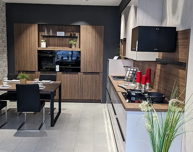 Moderne Küche mit viel Stauraum und Top Geräten von Miele