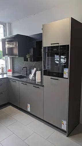 Zeitlose L-Form Küche mit robuster Front auf kleinem Raum